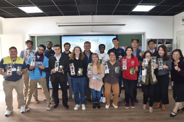 澎湖縣政府推動雙語教育，成立10所雙語實驗課程學校、3所國際雙語學園，並聘請26名外籍英語教師，110年聘請外籍英語協同教學人數全台第一。（澎湖縣政府提供）