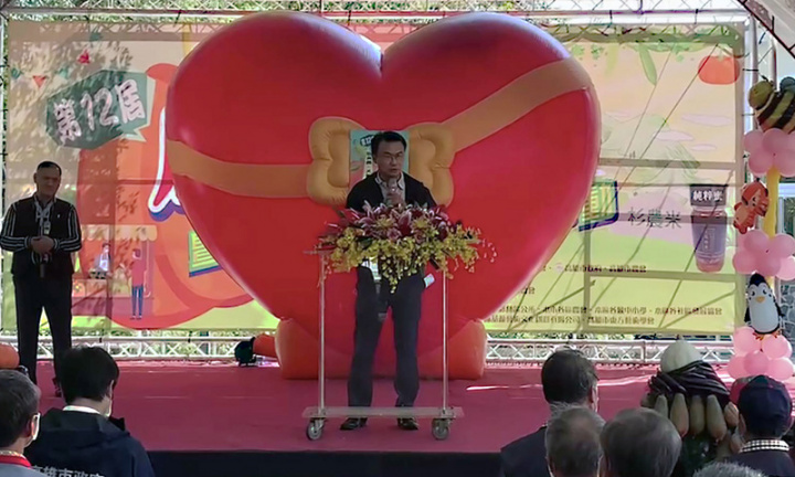 第12屆高雄杉林瓜瓜節4日登場，農委會主委陳吉仲（中）出席，致詞肯定農會努力，並表示未來會加強對偏遠地區農會的協助。（高雄市政府提供）