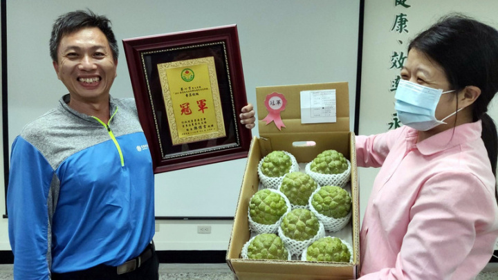 農委會台東區農業改良場24日公布鳳梨釋迦和大目種釋迦（番荔枝）優質果園評鑑競賽結果，大目種釋迦由葉心言（左）奪下冠軍。