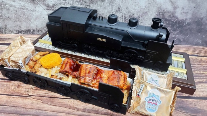 台鐵與日本東武鐵道為慶祝締結6週年，由台鐵台中餐廳首度推出台日聯名「玩味便當」，外盒選用超人氣的「蒸汽火車SL大樹」盒子，便當吃完，包裝盒還可收藏。（台鐵提供）