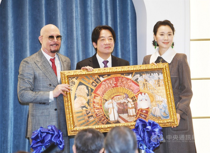 Vice President Lai Ching-te (center) receives a gift at the opening ceremony from the Jewish community center's founders Jeffrey D. Schwartz (left) and his wife Na Tang. CNA photo Dec. 29, 2021