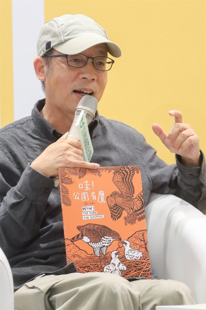 「鳥人畫家」何華仁18日病逝，享壽64歲。他2017年罹患腦癌後曾接受治療，最後決定以藝術創作度過生命最後階段。