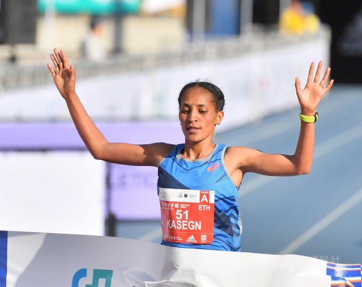 Alemtsehay Asefa Kasegn crosses the finish line