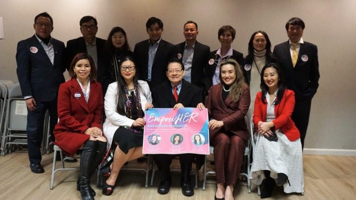 備戰2022年選舉，多名亞裔女性參選人14日相互串連，募款支持亞裔女性參政。前排右起為海倫．陳（Helen Tran）、劉詹碧琪（Betty Lieu）、伍國慶（Mike Eng）、吳孟臻（Cindy Wu）、黃潔宜（Teresa Keng）。