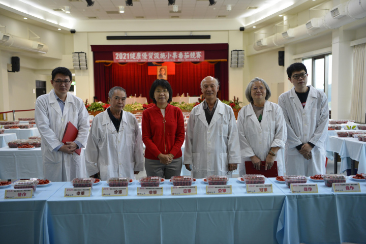 由左至右：評審農糧署傅立忠科長、莉莉水果店李文雄先生、本場楊宏瑛場長、高雄區農業改良場前場長黃賢良先生、中興大學宋妤教授、台北果菜運銷公司陳慶諭拍賣員