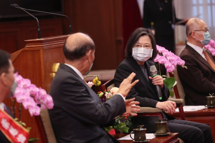 總統接見「2021第14屆崇越論文大賞特優及優等論文得獎博碩士生及主辦單位」