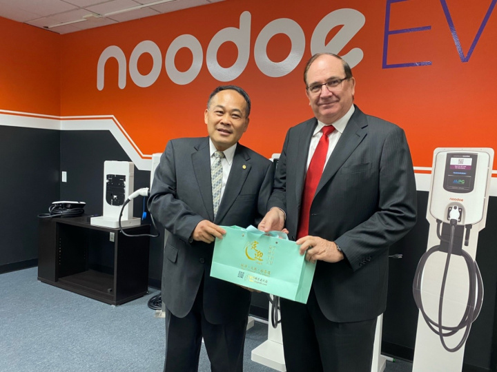 黃敏境處長(左)與到場之前加州參議員Bob Huff (右)合影