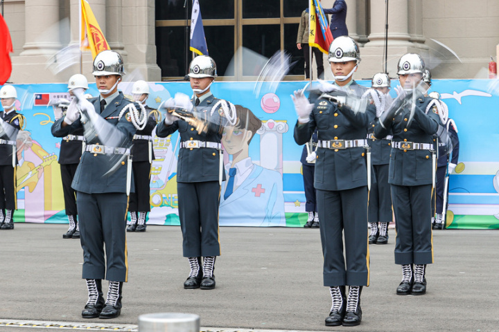 「中華民國111年元旦總統府升旗典禮」30日在總統府前進行總彩排，三軍儀隊在府前進行預演，秀出甩槍美技。