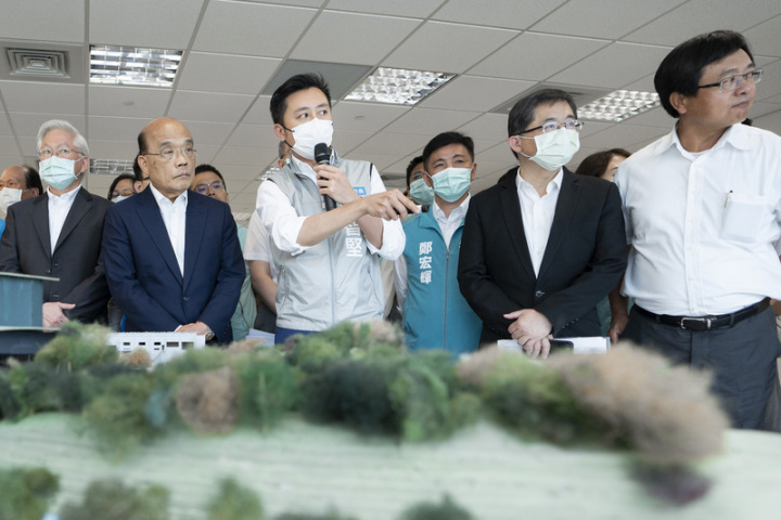 新竹市長林智堅（左3）20日透過新聞稿宣布，竹科X產業園區首棟軟體大樓將於25日正式動工。圖為林智堅109年陪同行政院長蘇貞昌（左2）視察竹科X基地。（新竹市政府提供）