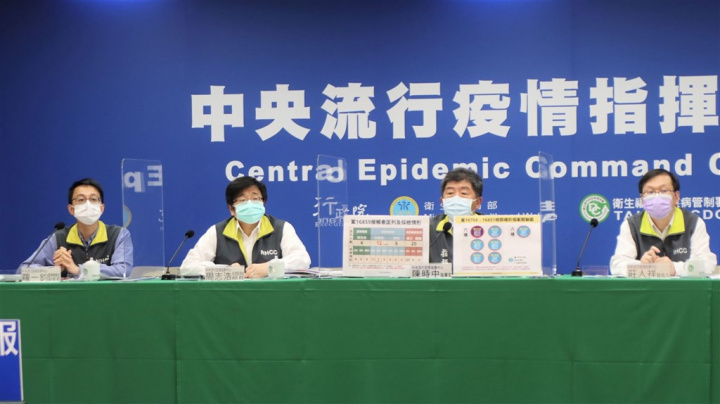 Health Minister Chen Shih-chung (second right), Centers for Disease Control Director-General Chou Jih-haw (second left) and Chou's two deputies Lo Yi-chun (left) and Chuang Jen-hsiang. Photo courtesy of the CECC
