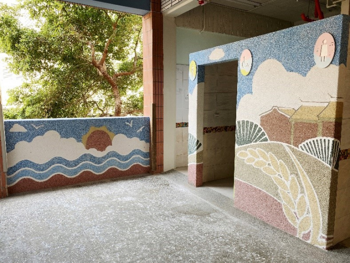 苗栗縣客庄國小-廁所入口處融入苑裡鎮特色，讓學生體會在地情懷