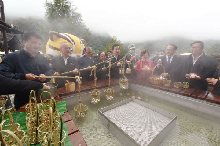 苗栗縣政府在泰安鄉泰雅文物館旁新建溫泉煮蛋池及泡腳區，縣長徐耀昌（左2）等人率先體驗煮溫泉蛋樂趣。（苗栗縣政府提供）