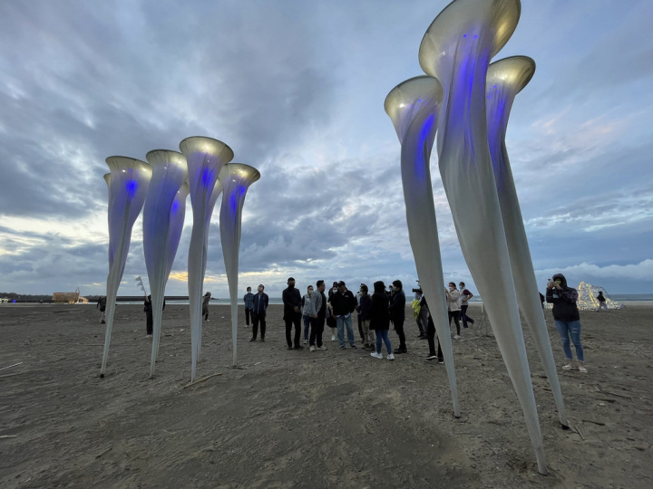 2021屏東落山風藝術季以「萬種風情」為主題，25日起在車城鄉港口的無人沙灘展出18件大型藝術作品，一路延伸至看海美術館，展期至2022年3月1日