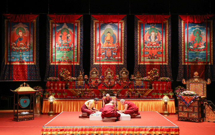 文化部28日起一連3天在國父紀念館舉辦2021西藏文化藝術節「一沙一世界－沙壇城藝術展演」，由多名在台藏僧繪製沙壇城，展現藏傳佛教尊重傳承與自然的特色。