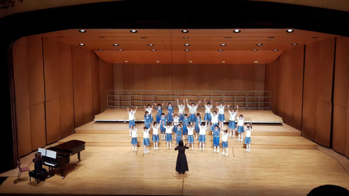 連江縣少年兒童合唱團受邀為「天籟之音—媽媽教我的歌」音樂會的閩東語示範演唱學校，26日在台北中山堂演出月光光、鐵板燒塔歌。（蔡佳蓉提供）