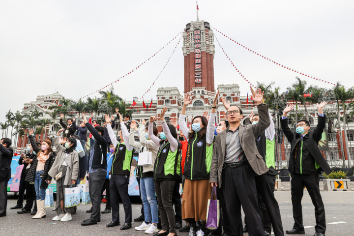 「中華民國111年元旦總統府升旗典禮」30日在府前進行彩排，表演節目「百人醫護大合唱」的演出者們在寒風中預演走位，期待正式上場時呈現完美演出。