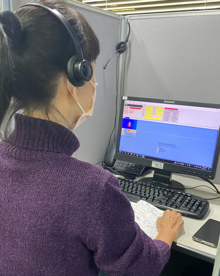 根據行政院主計總處統計，台灣中高齡勞參率已突破65%。過去從事金融業擔任主管職位的全姊退休後透過銀髮中心幫助，成功重返職場、從事客服工作。（銀髮人才資源中心提供）