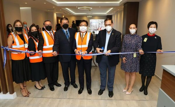 溫大使與宏國外交部長Lisandro Rosales共同剪綵啟用Palmerola國際機場外交部貴賓室