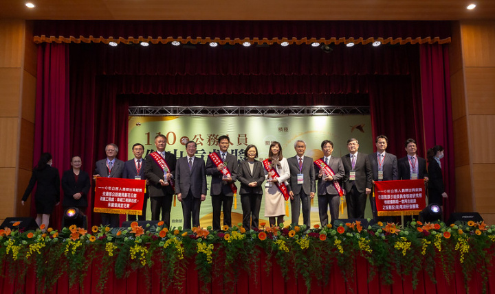 總統與110年公務人員傑出貢獻獎得獎人及團體代表合影