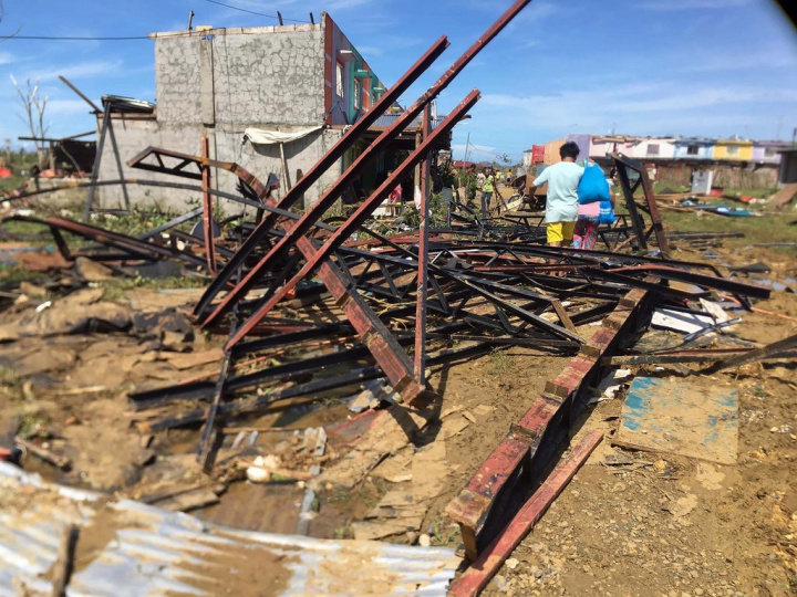 超級颱風雷伊橫掃菲律賓中部和南部，釀慘重災情。施亞高島（Siargao）一處社區四處只見斷垣殘壁。（Espoir小學提供）