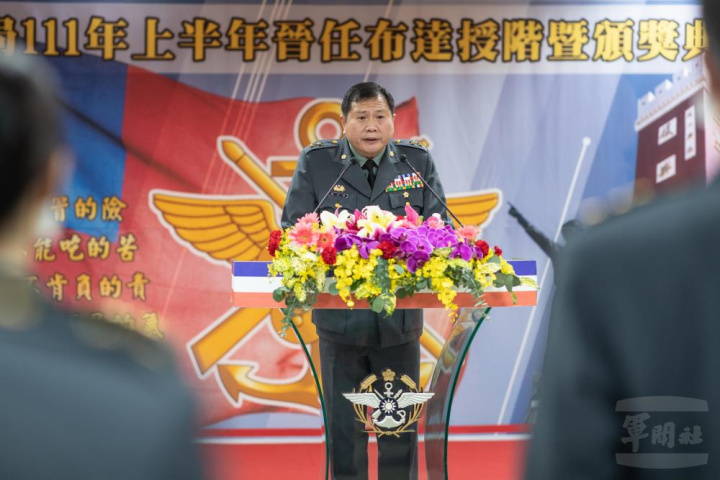 政戰局長簡中將主持「111年上半年晉任布達授階典禮」。