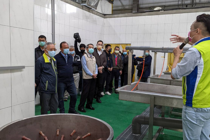 台南市肉品市場新建牛隻屠宰線20日竣工落成，符合最新衛生法規，每小時屠宰量能加倍，將提升肉品生產效率和服務品質，台南市副市長戴謙（前左）前往視察。（台南市農業局提供）