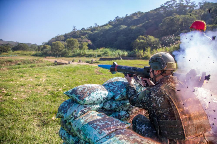 憲兵202指揮部編制武器射擊，官兵射擊紅隼反裝甲火箭。
