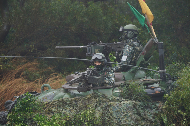 陸軍裝甲兵訓練指揮部21日舉辦「戰車排專精訓練」媒體參訪活動，以實兵對抗演練，展現裝甲兵部隊作戰打擊能力。