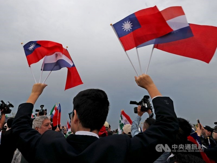 南美洲友邦巴拉圭總統阿布鐸的首席顧問10日指出，巴拉圭維持與中華民國外交關係依然堅定不變。圖為2018年總統蔡英文出訪巴拉圭，巴拉圭學生揮舞中華民國與巴拉圭國旗