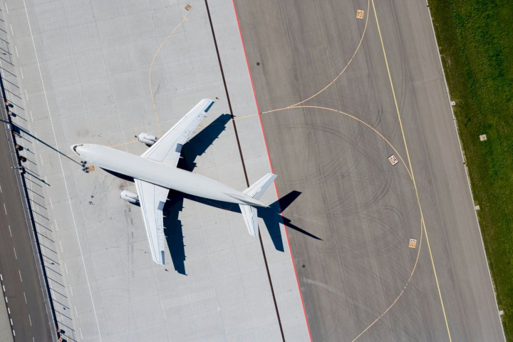 COVID-19新變異株Omicron的出現，讓航空公司正面臨新一波的動盪，同時可能迫使他們在短期內要調整航班行程和飛航地點，並在可能時更加仰賴國內市場。(圖：IATA臉書)