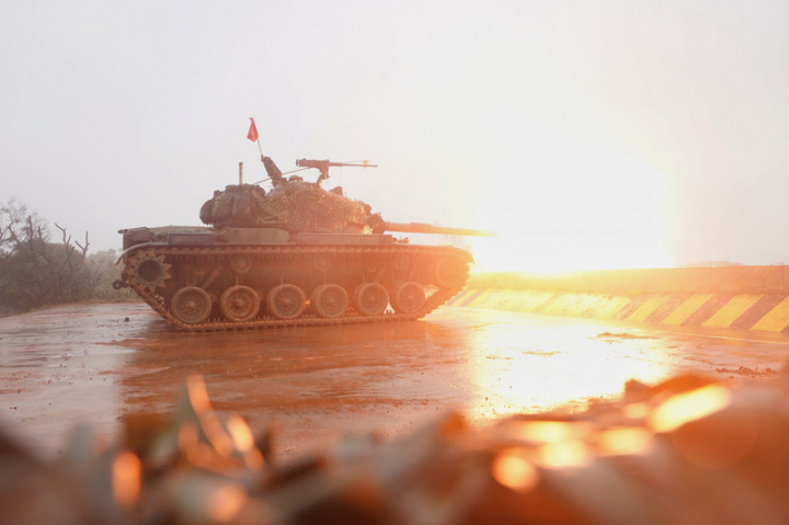 陸軍裝甲兵訓練指揮部21日在新竹坑子口靶場舉辦「戰車排專精訓練」媒體參訪活動，讓媒體近距離觀看實兵、實車、實彈演練。