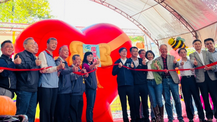 高雄市第12屆杉林瓜瓜節4日熱鬧登場，農委會主委陳吉仲（前右6）、高雄市長陳其邁（前右7）等人出席，共同啟動瓜瓜節。（高雄市政府提供）