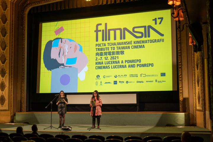 布拉格台灣影展2日在歷史悠久的Lucerna電影院揭幕，吸引250人參加，現場並舉行台灣文學朗讀會和台灣美術留學生的視覺藝術展。（駐捷克代表處提供）