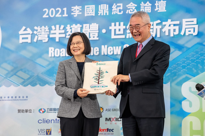 蔡英文總統3日下午出席「2021李國鼎紀念論壇：台灣半導體．世紀新布局」
