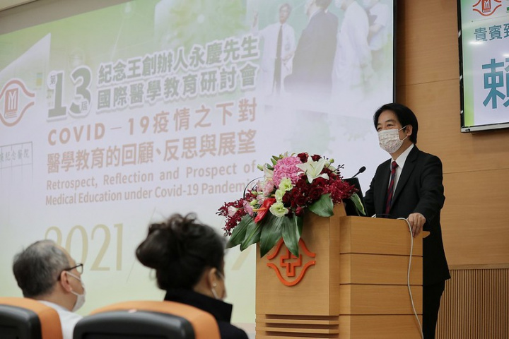 賴清德副總統3日上午前往林口長庚紀念醫院出席「第13屆紀念王創辦人永慶先生國際醫學教育研討會」