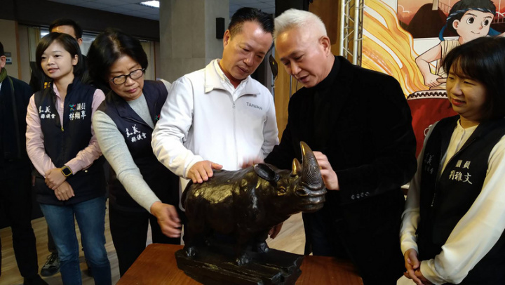 藝術家施力仁（右2）2022年元旦將在嘉義梅山太平雲梯廣場舉辦為期半年的「犀迎曙光、犀象太平」雕塑展，他27日表示，雕塑犀牛是要呼籲民眾關心生態。圖為施力仁向縣長翁章梁（右3）介紹作品。