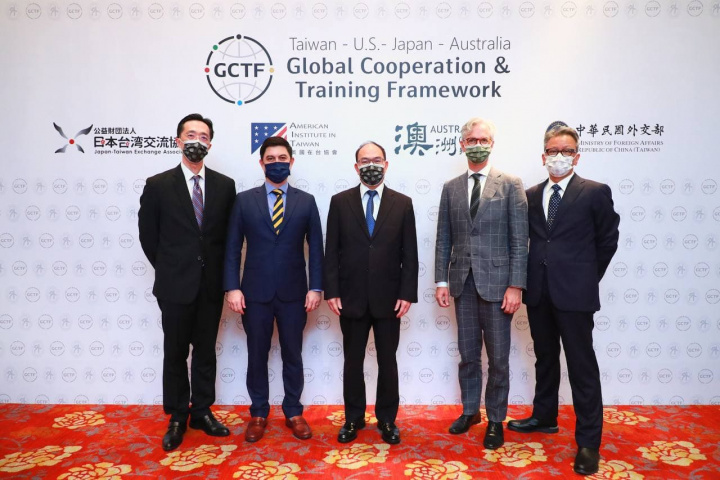 （由右至左）日本台灣交流協會副代表橫地晃（YOKOCHI Akira）、美國在台協會台北辦事處副處長柯傑民（Jeremy Cornforth）、外交部政務次長曾厚仁、澳洲辦事處副代表劉溯源（Michael Googan）及外交部北美司長徐佑典合影。