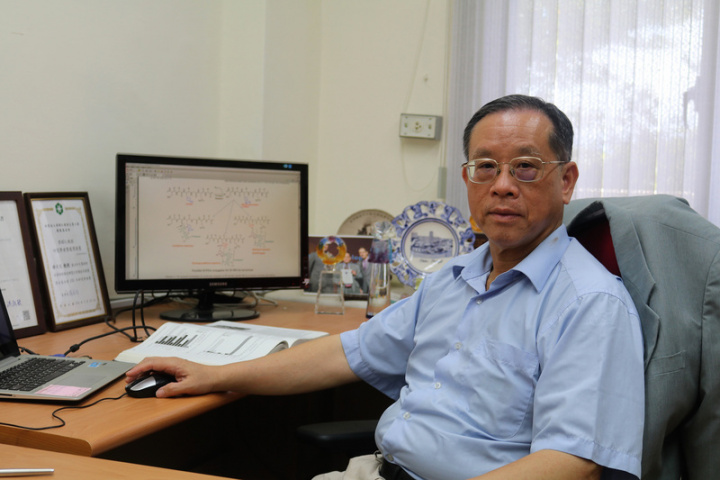 陽明交大生物醫學工程學系教授鍾次文（圖）、台北榮總心臟內科主治醫師胡瑜峰帶領團隊合作研究，發現一種以蠶絲蛋白製成的生物材料，可將原本不會放電的心肌細胞，轉換為心臟起搏器節律細胞，讓心臟恢復跳動，研究成果獲刊國際專業期刊。（陽明交大提供）