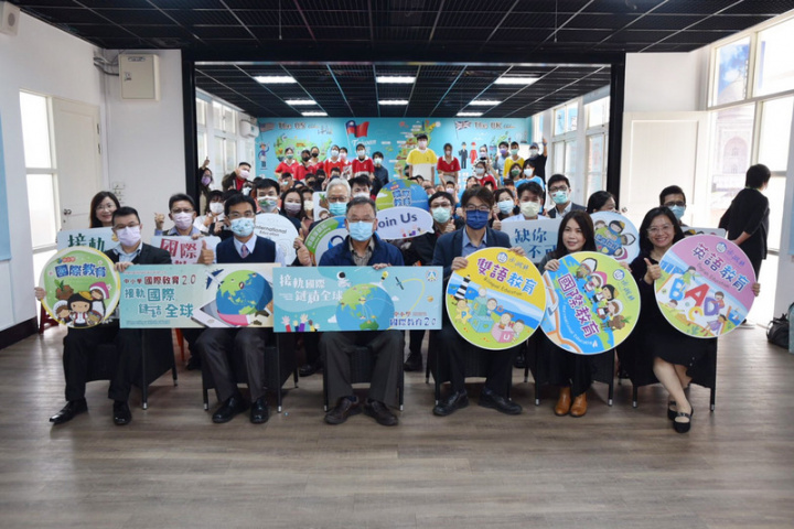 澎湖縣長賴峰偉（前左3）就任3年來推動雙語教學，縣府教育處17日舉辦「國際雙語教育成國展」，端出亮眼成績單。（澎湖縣政府提供）