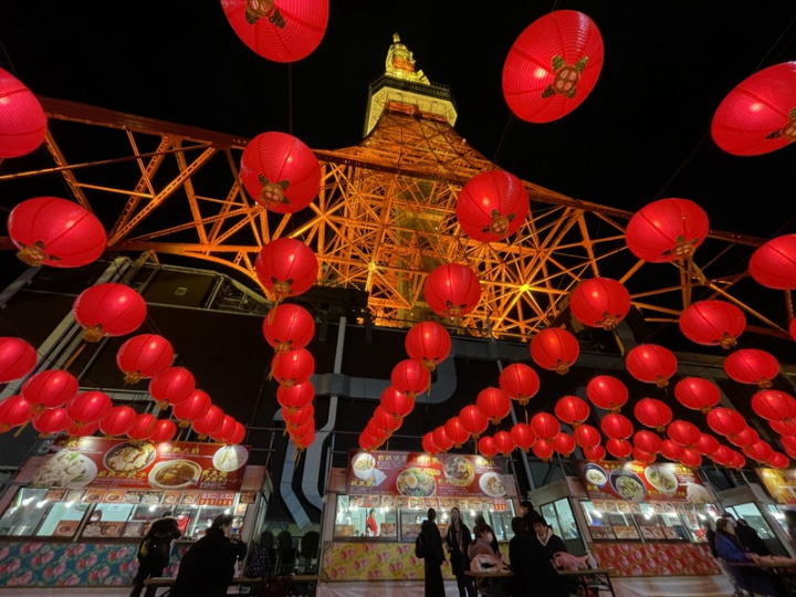 東京鐵塔台灣祭（美食活動）本屆活動3日登場，為期約1個月半，活動內容豐富，目前設有大耶誕樹。攤位菜色增加，明年1月2日東京鐵塔將第2度施以中華民國國旗光雕