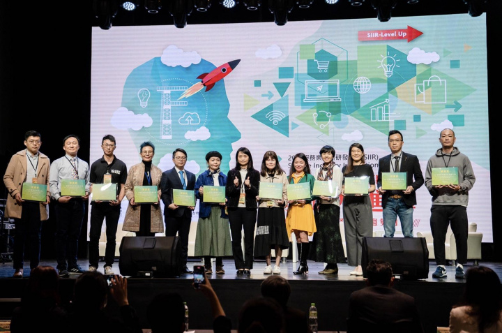 商業司蘇司長與服務創新計畫成果展業者合影