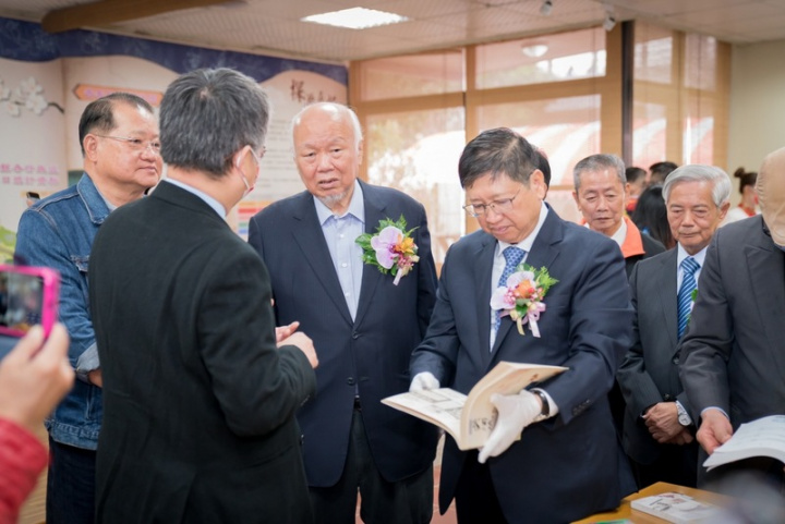 明新科技大學與新竹縣政府合作成立「新竹客家學苑」，20日揭牌，縣長楊文科（前右）出席並參觀。（明新科大提供）