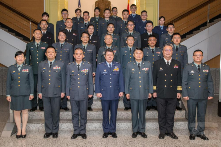 張校長與各學院院長及晉任人員合影。