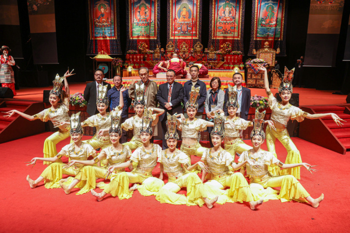 文化部主辦「2021西藏文化藝術節」，壓軸活動「一沙一世界－沙壇城藝術展演」28日登場並舉辦記者會，文化部政務次長蕭宗煌（後排中）等人出席。