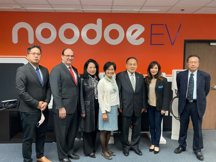 黃敏境處長夫婦(右三及右四)由經濟組劉倫正組長(右一)及科技組陳嘉元組長(左一)陪同拜會台商Noodoe EV公司，由張敏君執行長(右二)接待，前加州參議員Bob Huff夫婦 (左二、左三)亦出席。