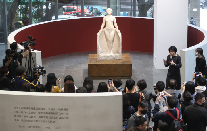 MoNTUE北師美術館18日起至111年4月24日將展出「光－台灣文化的啟蒙與自覺」，16日舉辦媒體預展，展覽總策畫林曼麗（後右2）帶領媒體參觀展區，並介紹雕塑家黃土水作品「甘露水」。