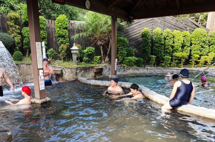 屏東縣四重溪溫泉季展開，縣府除了在四重溪溫泉公園裝設燈飾外，也推出新台幣50元從枋寮火車站至四重溪的接駁車。