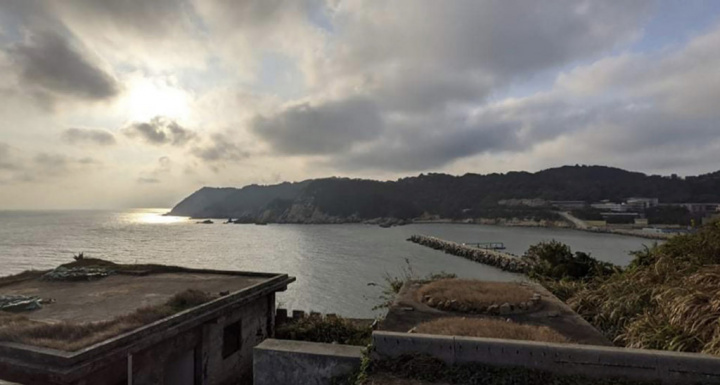 馬祖戰地文化資產26、86據點第一期工程日前決標，未來預計加入新建築設計，根據連江縣政府文化處提供資料，未來在南竿機場南側的26據點，入口處2層樓高的營舍，將以轉譯活化再利用計畫工程，發展出食藝空間，地下空間則發展為5感互動場所，據點的機槍堡可成為感官表演場域，提供旅人參觀。圖為26據點現況。（馬祖民眾提供）