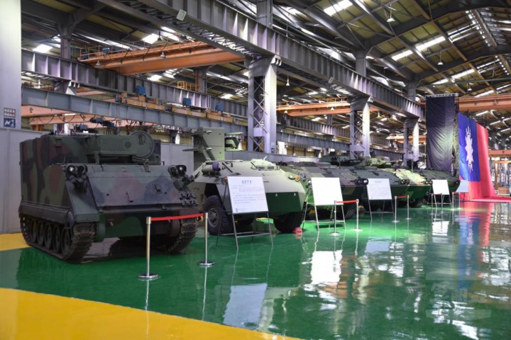 國防部軍備局生產製造中心第209廠「10週年廠慶活動」，除展示CM33、CM34等現役武器裝備外，國慶的巨幅國旗，經整理後重新披掛於現場，搭配陳展裝備一字排開，相當震撼。（軍備局第209廠提供）