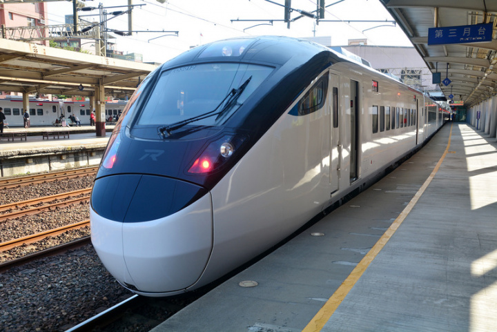 台鐵3日在新北市樹林火車站公布新自強號EMU3000型城際列車，並宣布29日將先投入東部幹線營運。